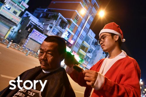Ông già Noel cắt tóc cho người vô gia cư ở TP.HCM