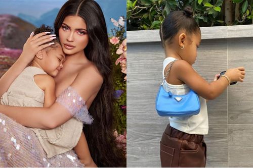 Con gái Kylie Jenner đeo túi Prada 1.390 USD