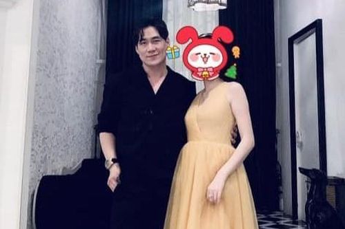 Khánh Phương đăng ảnh bên bạn gái