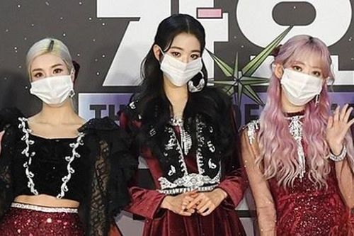 BTS, TWICE và dàn sao Kpop đeo khẩu trang dự thảm đỏ