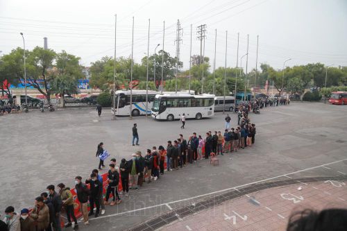 Người dân Phú Thọ xếp hàng mua vé cổ vũ ĐTQG và U22 Việt Nam