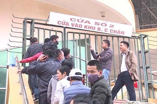 Người hâm mộ xếp hàng dài mua vé xem tuyển Việt Nam đấu U22