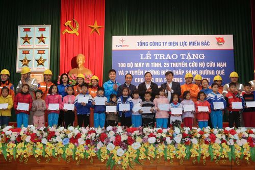 EVNNPC: 2,3 tỷ đồng tri ân khách hàng tại vùng lũ Nghệ An, Hà Tĩnh