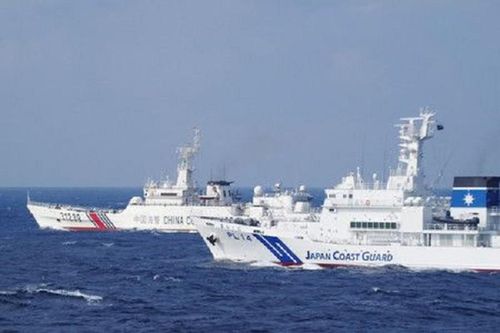 Hai tàu Hải cảnh Trung Quốc 'lùa' tàu Nhật ở đảo tranh chấp