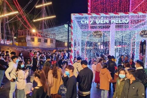 Đi chơi Lễ Giáng sinh, người Đà Nẵng đeo khẩu trang phòng dịch bệnh