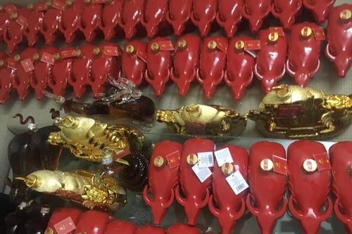 Lật tẩy mánh khóe lãi 'khủng' của tổng kho rượu giả tại quận Hà Đông
