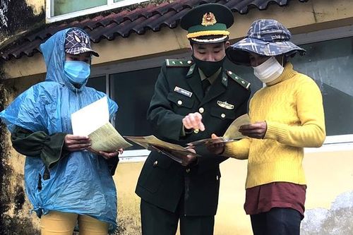 Tặng 200 suất quà cho nhân dân Lào