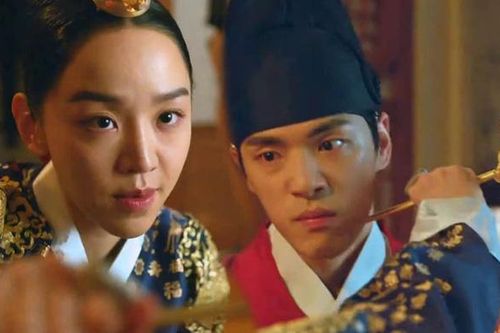 Shin Hae Sun - 'Mr. Queen' từng là tình địch của Nhã Phương