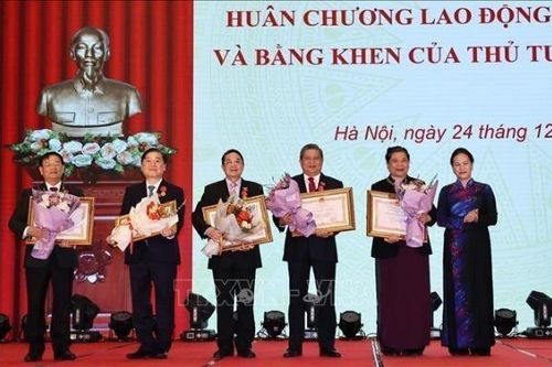 Khen thưởng các cá nhân có đóng góp cho hoạt động của Quốc hội