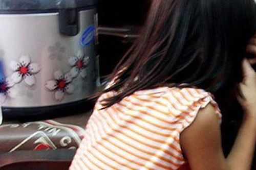 Bé gái bị 'dê xồm' dùng dao khống chế, thực hiện hành vi hiếp dâm