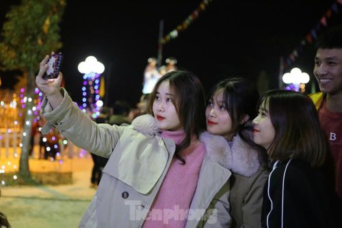 Cán bộ Đoàn đồng hành cùng giới trẻ trong đêm Giáng sinh