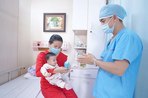 Chỉ ho và chảy nước mũi, bé 4 tháng tuổi biến chứng nặng phải nhập viện