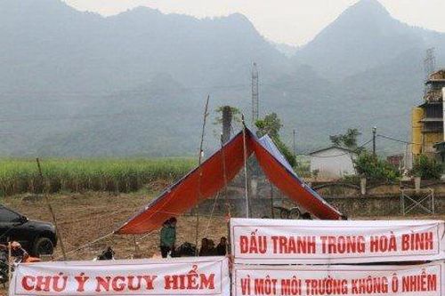 Dân lập lán phản đối đơn vị nghi xả thải ra môi trường