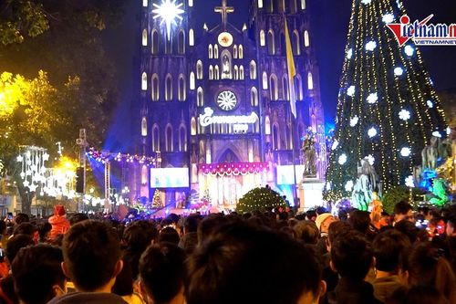 Hà Nội rộn ràng đón Giáng sinh, nghìn người chen chân xuống phố