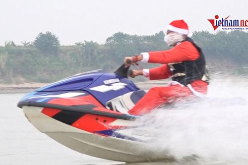 Ông già Noel cưỡi sóng sông Hồng, tặng quà em nhỏ làng chài