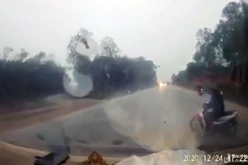 Sang đường bất cẩn, người đàn ông thoát chết trong gang tấc