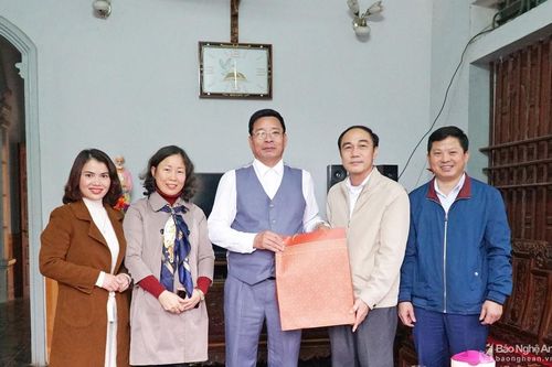 Ban Tuyên giáo Tỉnh ủy chúc mừng Giáo xứ Quy Chính nhân Lễ Giáng sinh năm 2020