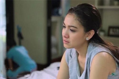 Nửa đêm mới đi nhậu về, anh chồng nhìn bó hoa hướng dương vàng rực trên bàn mà sợ đến toát mồ hôi, từ đó mỗi ngày đều về sớm bám chặt vợ không rời