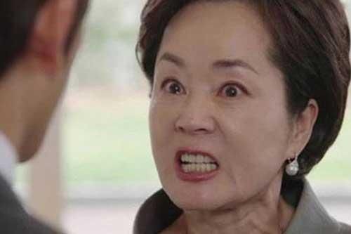 Đang hí hửng chờ ngày tổ chức đám cưới, bỗng dưng bà nội 'phán' một câu khiến tôi cay đắng uất hận