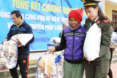 Phụ nữ Bộ công an 'Đồng hành cùng phụ nữ biên cương' ở Quảng Bình