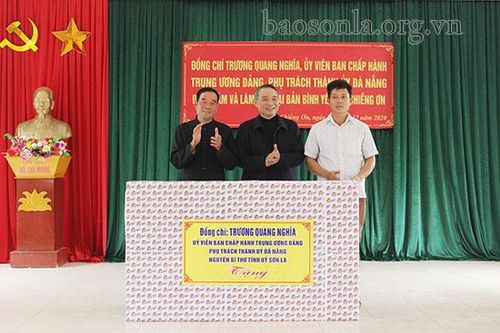 Đồng chí Trương Quang Nghĩa thăm, tặng quà tại xã Chiềng Ơn