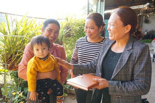 Niềm vui bình dị ở xóm 20 năm 'chỉ hai con là đủ'