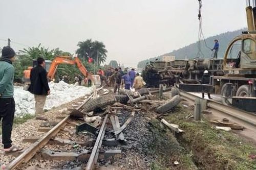 Xe tải chở đá nổ lốp lật trên đường sắt, nhiều đoàn tàu chậm giờ