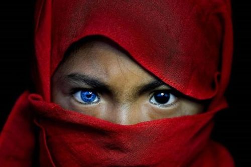 Kỳ lạ bộ tộc Indonesia có mắt xanh biếc như bầu trời