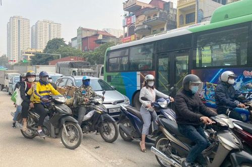 Ùn tắc trên tuyến đường 70 đoạn qua Bệnh viện K - cơ sở Tân Triều: Vừa khắc phục, vừa... chờ