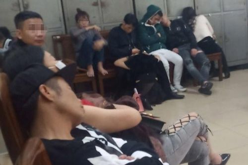 Tạm giữ hơn 130 người tại quán bar 15 Hàng Tre