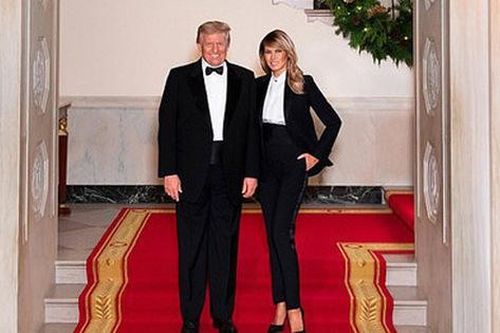 Ông Trump bị nghi photoshop ảnh Noel cuối cùng ở Nhà Trắng