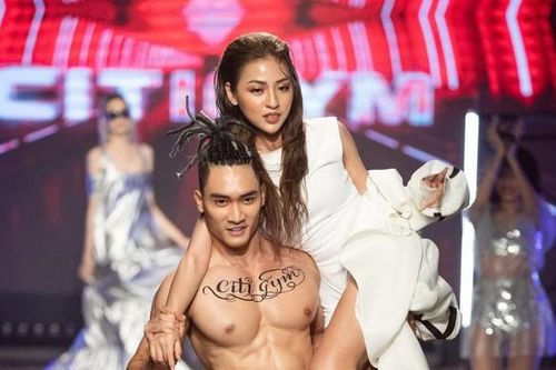 Lần đầu đi catwalk, hotgirl 'Trứng rán cần mỡ' Trần Thanh Tâm đã gặp ngay tai nạn sàn diễn