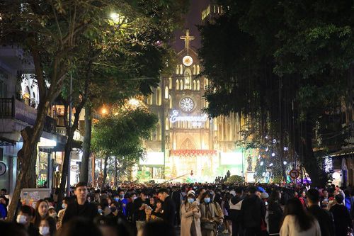 Người Hà Nội đón Giáng sinh không quên phòng chống dịch Covid-19