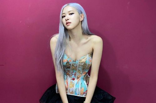 Học Rosé cách phối đồ với chân váy sành điệu