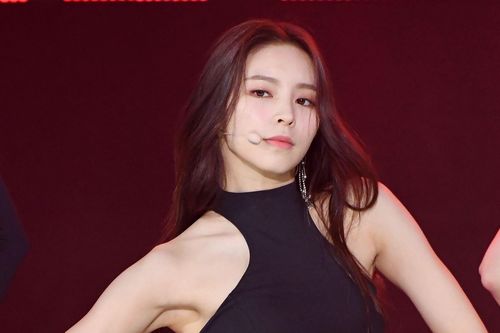 Nữ ca sĩ Hàn tố công ty không minh bạch thu nhập