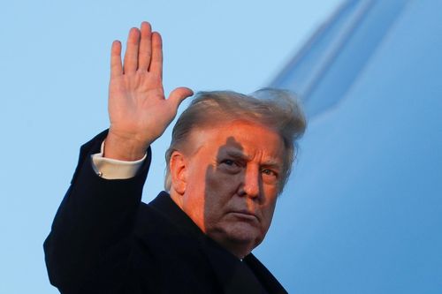 Ông Trump chơi golf ở Florida giữa lúc chính phủ có nguy cơ đóng cửa