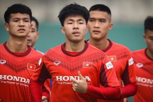 Hàng trăm người hâm mộ đến xem 2 đội tuyển Việt Nam