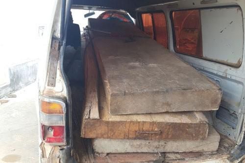 Bắt tạm giam chủ tịch xã bán, biếu gỗ tang vật cho cán bộ