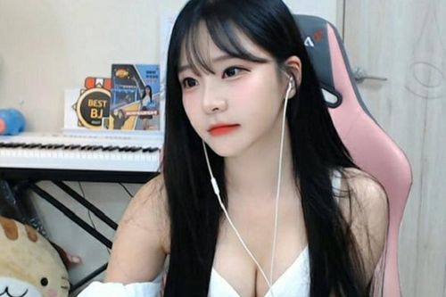 Nữ streamer 'nổi đóa' khi bị fan nhỏ tuổi hỏi về chuyện nhạy cảm