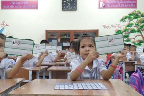 Vào lớp cùng con