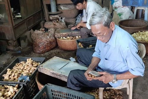 Làng mứt gừng truyền thống ở Huế đỏ lửa làm hàng Tết
