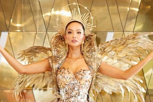 Hoa hậu H' Hen Niê ấn tượng trong trang phục nặng 40kg tại quê nhà