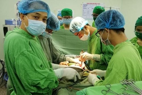 Phẫu thuật thành công bệnh nhân bị cây gỗ xuyên từ tầng sinh môn