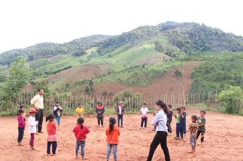 Trao yêu thương, nhân hy vọng với học sinh vùng khó