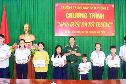 Trường Trung cấp Biên phòng 2 trao 19 suất học bổng cho các em học sinh nghèo