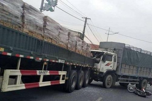 Tin giao thông đến sáng 26/12: Tài xế xe tải bỏ đi sau va chạm chết người; tai nạn liên hoàn 4 ô tô hư hỏng