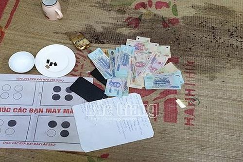 Bắt quả tang 12 đối tượng đánh bạc, thu giữ số tiền gần 300 triệu đồng