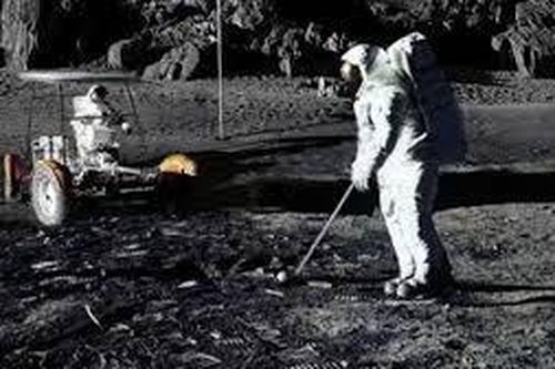 Ai là người từng đánh golf trên Mặt Trăng?
