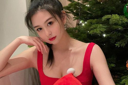 Ái nữ 'bốc lửa' nhà Khâu Thục Trinh khoe khéo vòng một nảy nở đêm Giáng sinh