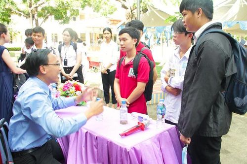 Định hướng nghề nghiệp cho hơn 15.000 học sinh vùng núi